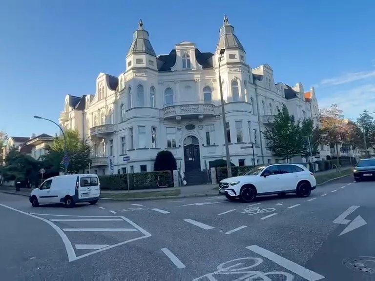 Historisches Eckgebäude an einer Straßenkreuzung Vor der Bearbeitung.