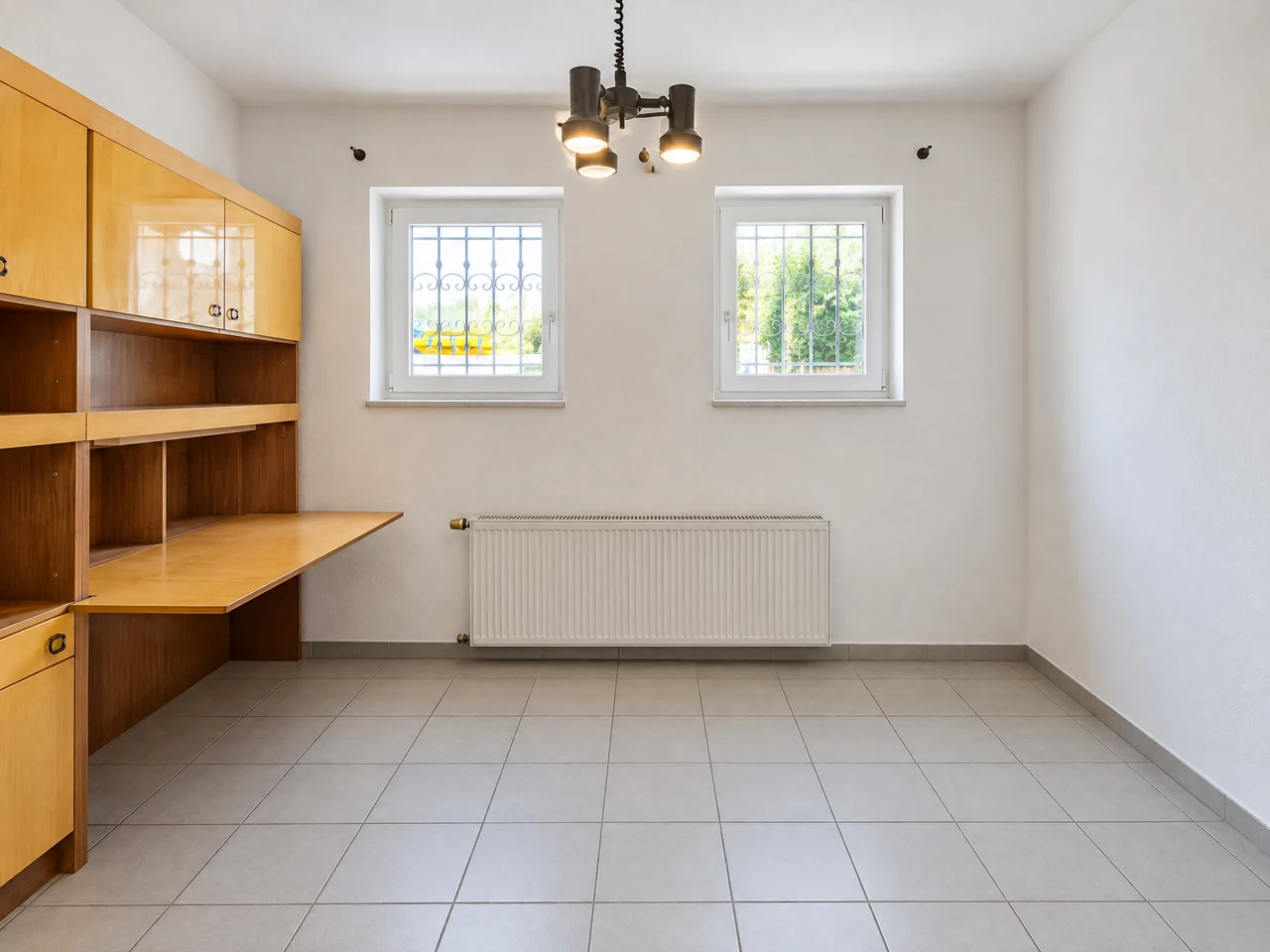 Zimmer mit Schrankwand und Esstisch Nach der Bearbeitung.