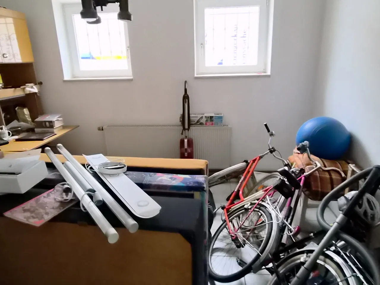 Zimmer mit Schrankwand und Esstisch Vor der Bearbeitung.