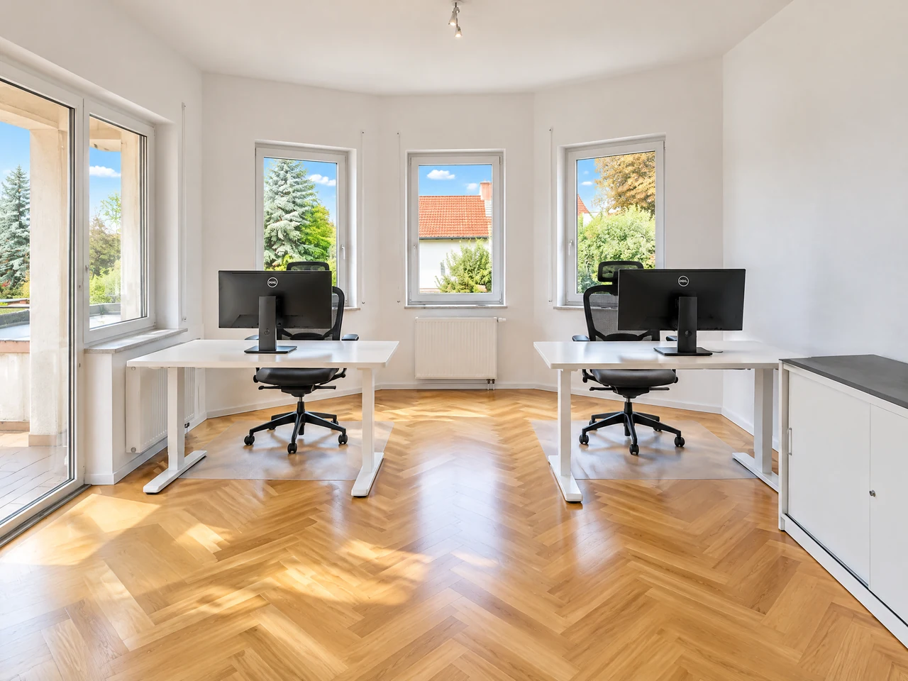 Büro mit zwei Schreibtischen am Fenster Nach der Bearbeitung.