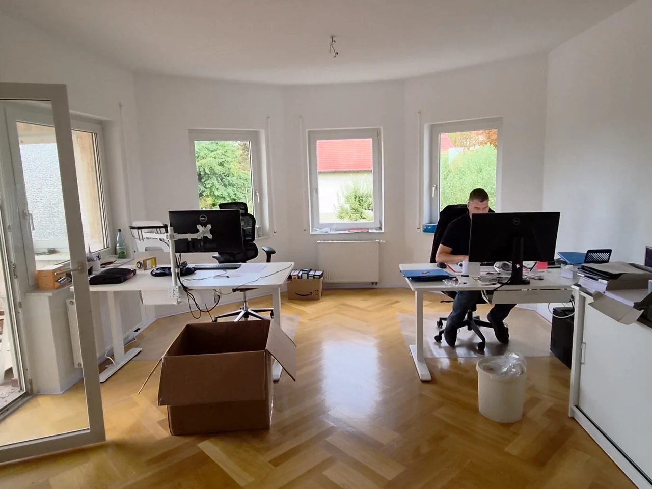 Büro mit zwei Schreibtischen am Fenster Vor der Bearbeitung.