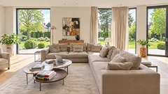 Fertiges Immobilienfoto: heller Wohnbereich mit Sofa.