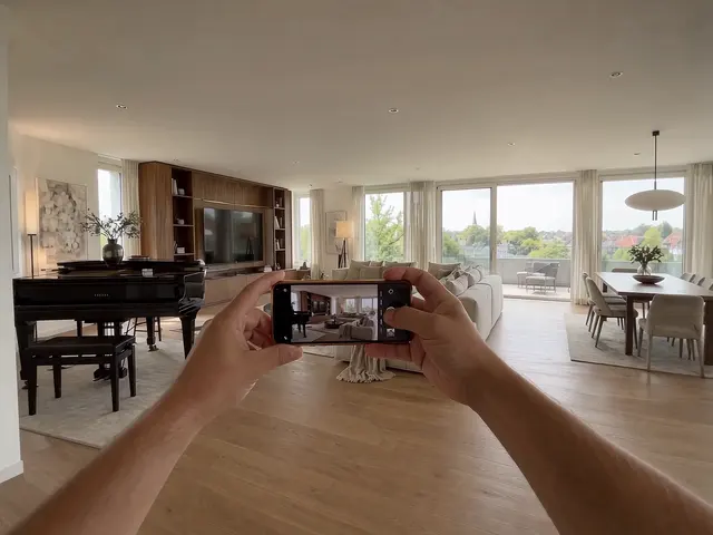 Ein Handyrundgang durch ein Münchner Penthouse, im Querformat gefilmt.