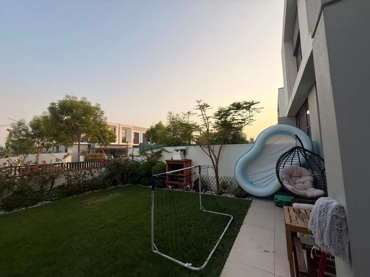 Dubai'deki içinde oturulan sıra ev için danışmanın gönderdikleri