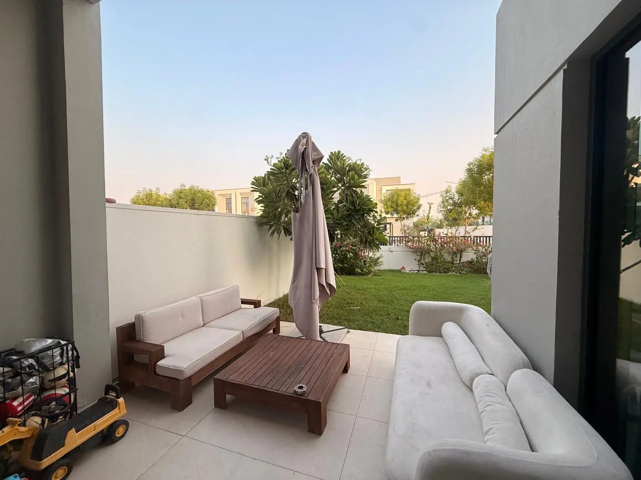 Dubai'deki içinde oturulan sıra ev için danışmanın gönderdikleri