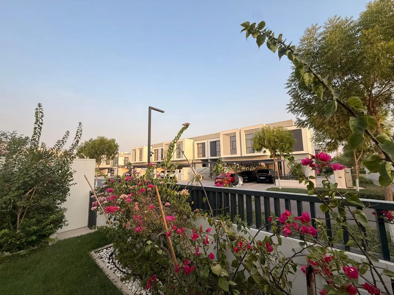 Dubai'deki içinde oturulan sıra ev için danışmanın gönderdikleri