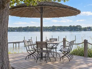 Terrasse am See mit Tisch und Stühlen
