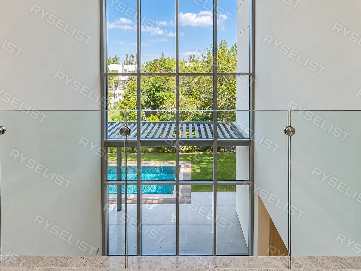 64 photos before 8:20, delivered listing photo 44