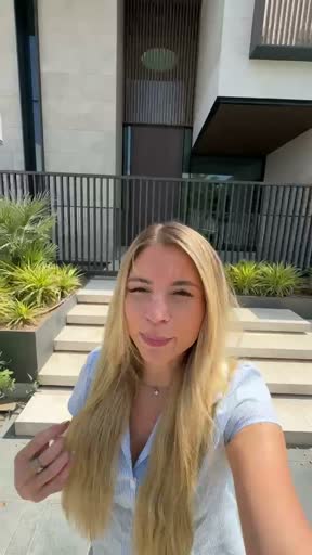 Kyra bir mülkü telefonuyla nasıl çektiğini gösteriyor